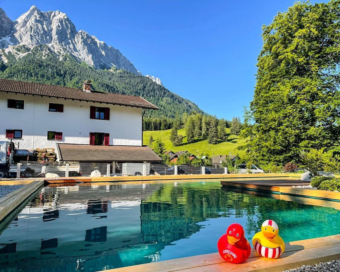 Bayern Resort Hotel - Adults Only - Mit Zugspitzblick - Eibsee-Naehe - Wellnessbereich - Naturpool Im Sommer グライナウ エクステリア 写真