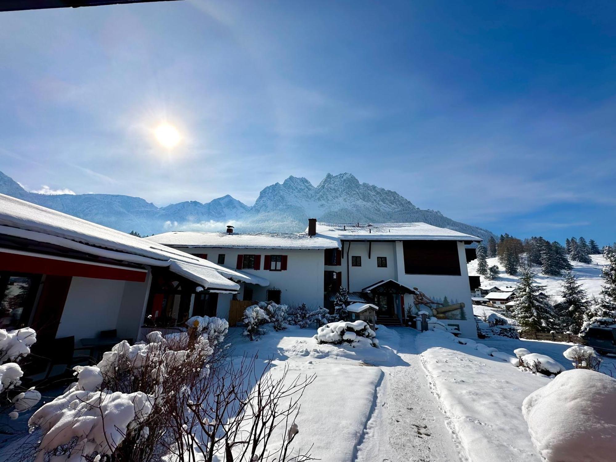 Bayern Resort Hotel - Adults Only - Mit Zugspitzblick - Eibsee-Naehe - Wellnessbereich - Naturpool Im Sommer グライナウ エクステリア 写真