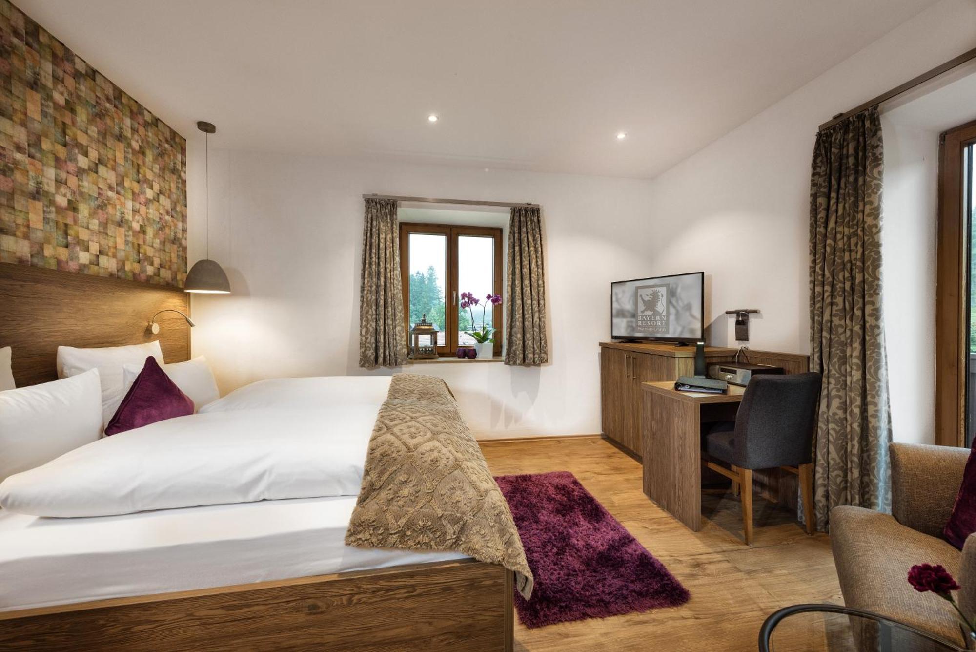 Bayern Resort Hotel - Adults Only - Mit Zugspitzblick - Eibsee-Naehe - Wellnessbereich - Naturpool Im Sommer グライナウ エクステリア 写真