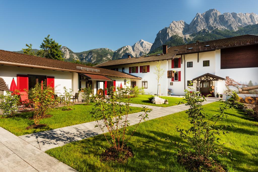 Bayern Resort Hotel - Adults Only - Mit Zugspitzblick - Eibsee-Naehe - Wellnessbereich - Naturpool Im Sommer グライナウ エクステリア 写真