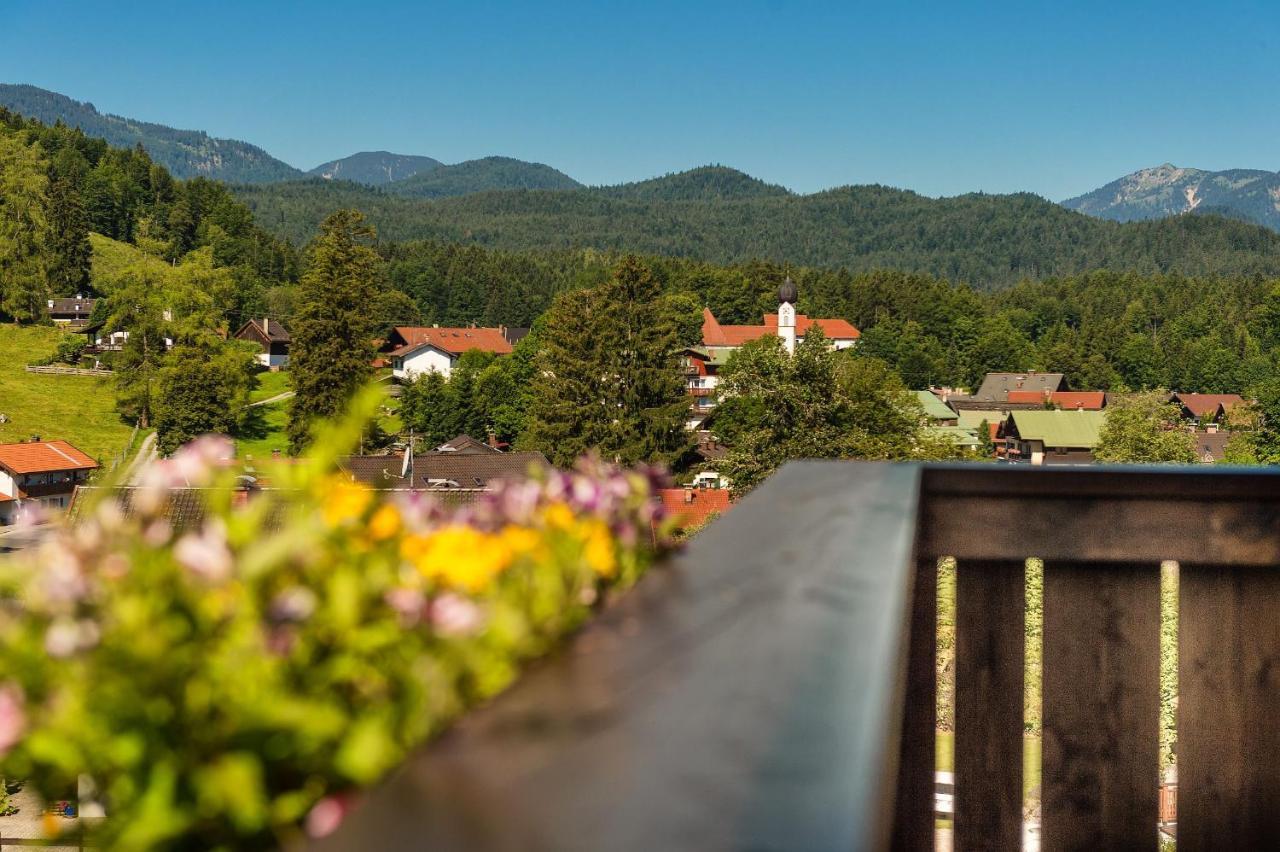 Bayern Resort Hotel - Adults Only - Mit Zugspitzblick - Eibsee-Naehe - Wellnessbereich - Naturpool Im Sommer グライナウ エクステリア 写真
