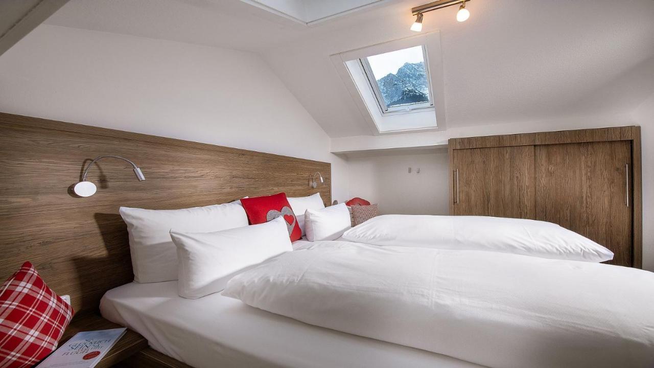 Bayern Resort Hotel - Adults Only - Mit Zugspitzblick - Eibsee-Naehe - Wellnessbereich - Naturpool Im Sommer グライナウ エクステリア 写真